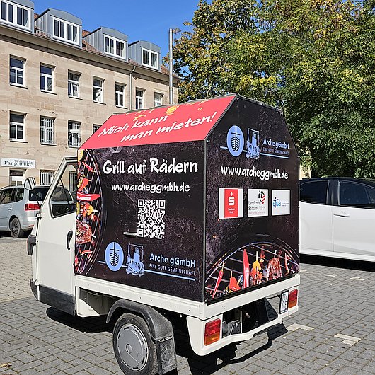 Eine zum mobilen Grill umgebaute Ape kann bei der Arche gGmbH in Fürth gemietet werden.