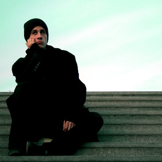 Einer Jugendlicher sitzt traurig und nachdenklich auf einer Treppe (Bild von BuCHuBu / photocase.com).