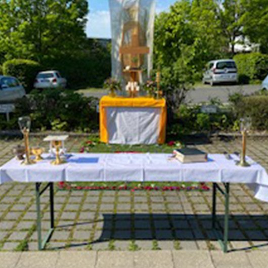 Altar und Blumenteppich auf dem Parkplatz der Arche Höchberg