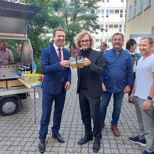Landrat Matthias Dießl, Arche-Geschäftsführer Andreas Müßig und SPD-Stadtrat Sepp Körbl bei der Einweihung des neuen mobilen Grills.