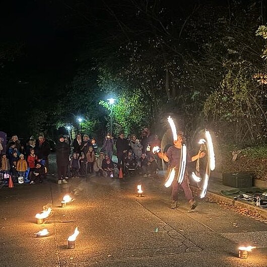 Die Feuerkünstlerin Lisa Seyferth bei einer Vorführung vor der Kita Purzelbaum