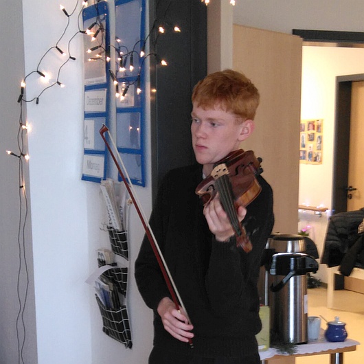  Denis Tissen spielt auf seiner Geige Weihnachtslieder in der Tagesfördergruppe Berne Straße.