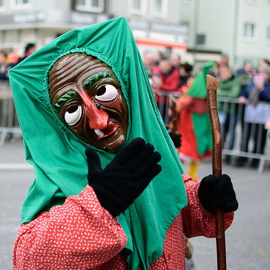 Eine Hexenfigur beim Faschingszug (Foto: Mathias Elle/unsplash)