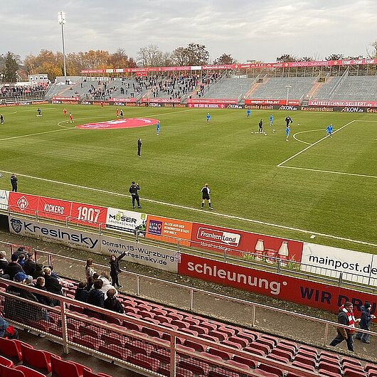 Blick von der Tribüne auf das Spielfeld des Stadions der Kickers Würzburg