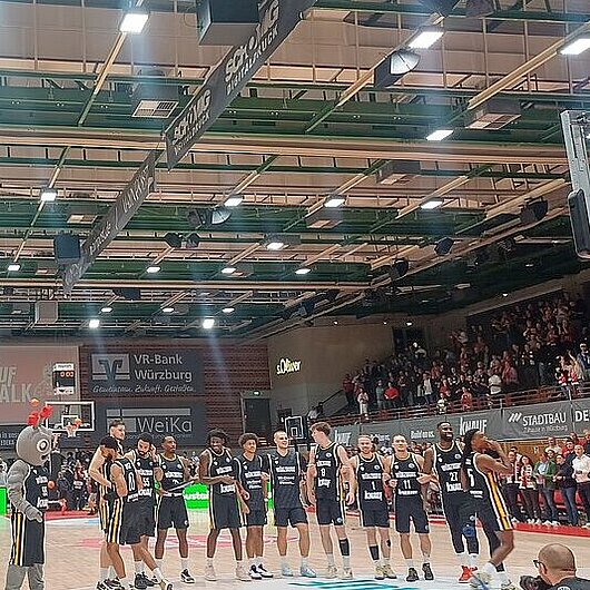Die Mannschaft der Würzburg Baskets mit Maskottchen