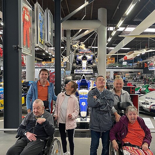 Ein Gruppenbild im Museum in Sinsheim