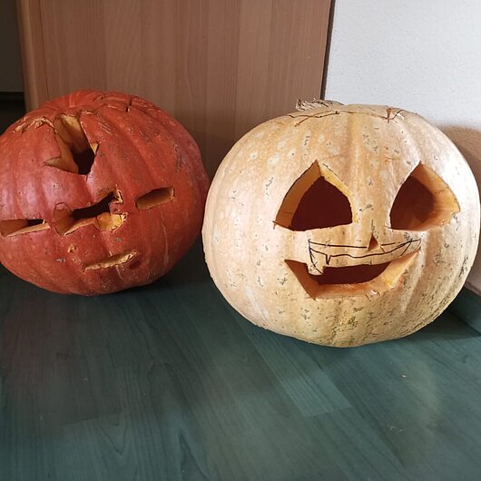 Zwei geschnitzte Kürbisse