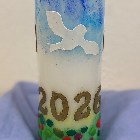 Osterkerze mit Friedenstaube