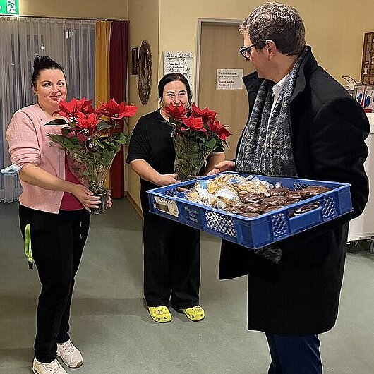 Bürgermeister Heilig mit Lebkuchen und Weihnachtsstern
