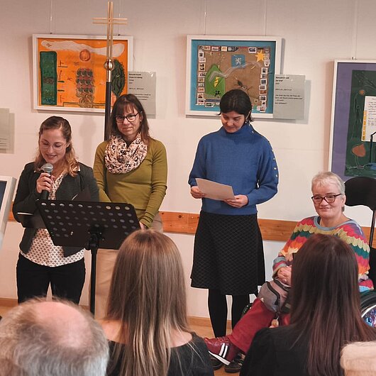 Personen halten eine Rede