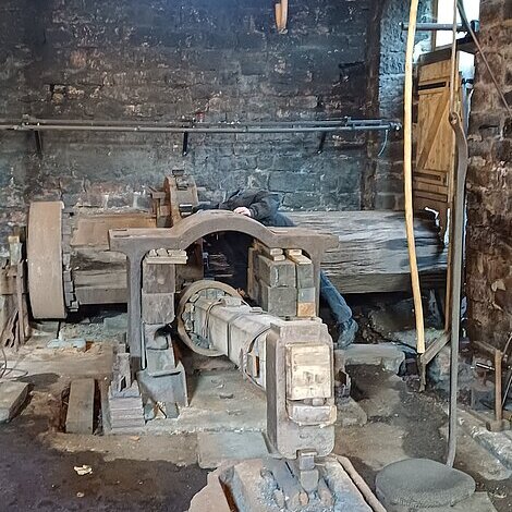 Mühlstein in der Papiermühle