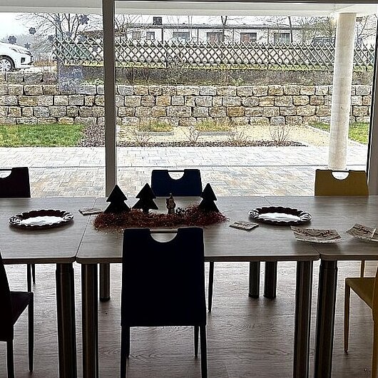 Ein Tisch mit Adventsschmuck