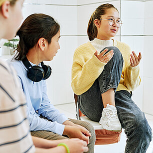 Kinder und Jugendliche im Gespräch (Foto: Seventyfour/stock.adobe.com)