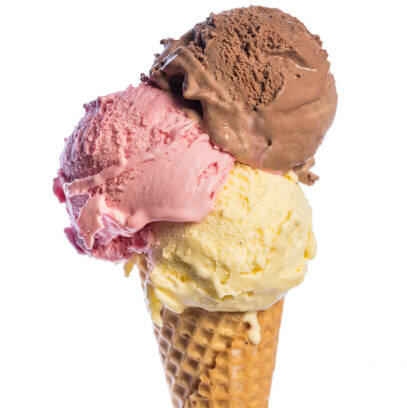 Eiswaffel mit drei Kugeln Eis