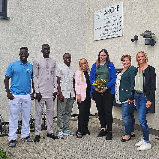 Gruppenbild, Kuther Susanne (Leitung Ambulant Unterstütztes Wohnen/Tagesfördergruppe/Stl.ver RL), Natalja Wiebe (Regionalleitung für den Bereich Alten- und Behindertenhilfe Unterfranken), Wildner Jasmin (Heilerziehungspfleger),  Stefanie Ebner-Busch (Pflegedienstleitung Margeritenweg/Bernerstrasse), Fall Birahim(Heilerziehungspfleger), Ndiaye Mame Guileye (Heilerziehungspfleger), Laures Mendy (Pflegefachmann)