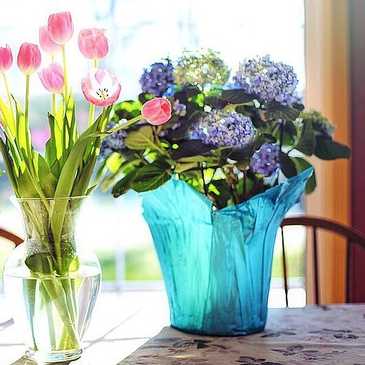 Sommerliche Blumensträuße auf einem Tisch (Foto: Jill Wellington // pixabay)