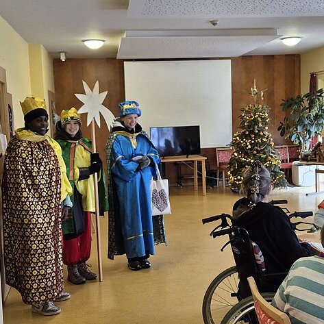Drei Sternsinger besuchen Senioren in der Arche Waldbüttelsbrunn
