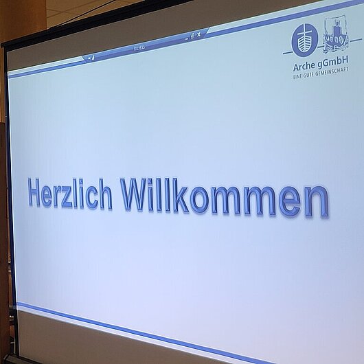Man sieht das Wort "Herzlich Willkommen"