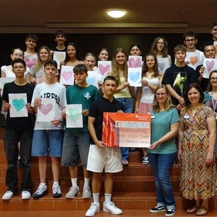 Spendenübergabe der Realschule Hirschaid an die Kinderarche St. Christophorus – Gruppenfoto in 