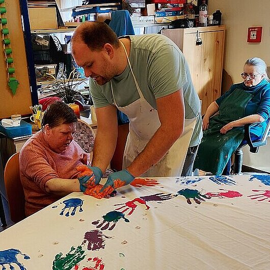 Bewohner setzen Handabdrücke auf ein Tuch