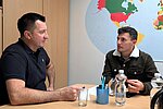 JMD-Leiter Senad Azemovic (l.) im Gespräch mit Milad Nojaran aus dem Iran