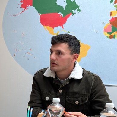 JMD-Leiter Senad Azemovic (l.) im Gespräch mit Milad Nojaran aus dem Iran