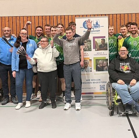 Gruppenbild Spieler und Zuschauer:innen