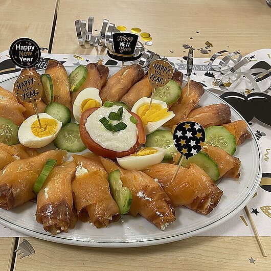 Auf Teller angerichtete Lachsröllchen 