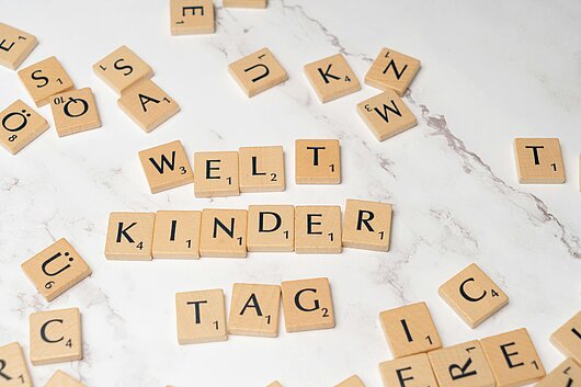 Buchstaben aus dem Spiel Scrabble ergeben das Wort "Weltkindertag"