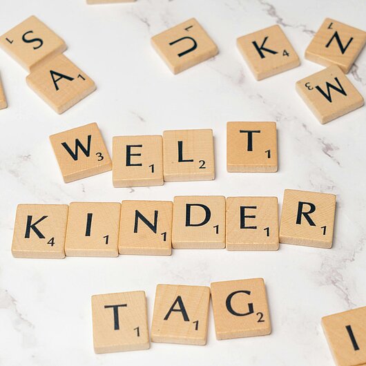 Buchstaben aus dem Spiel Scrabble ergeben das Wort „Weltkindertag“