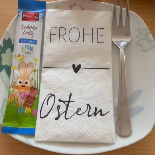 Ein Osterteller mit Serviette „Frohe Ostern“