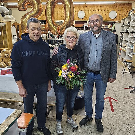 Familie Winkler und Rolf Müßig vor einem Zahlenballon.