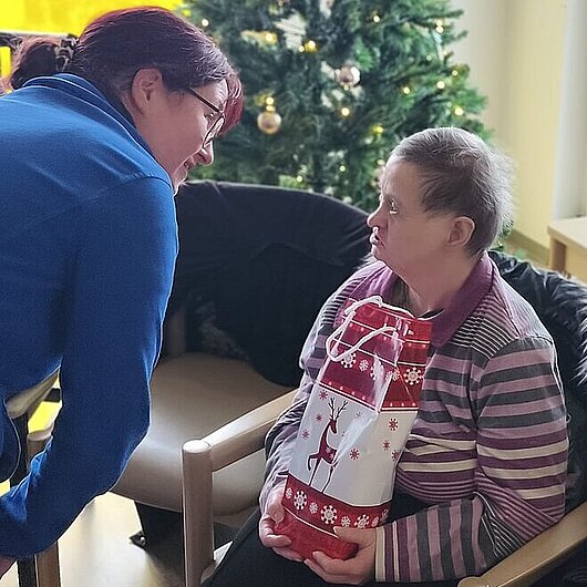 Bewohnerin erhält ein Weihnachtsgeschenk
