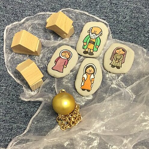 Von Kindern bemalter Salzteig mit Krippenfiguren