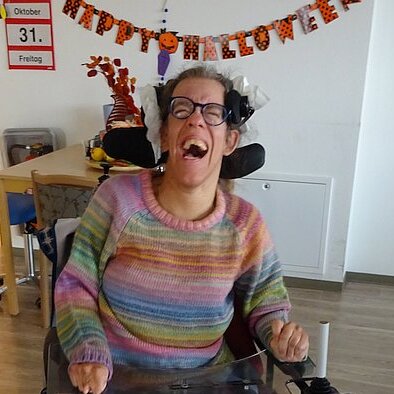 Eine kostümierte Bewohnerin der Berner Straße an Halloween