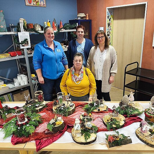 Ein Gruppenbild des Teams vor den Produkten