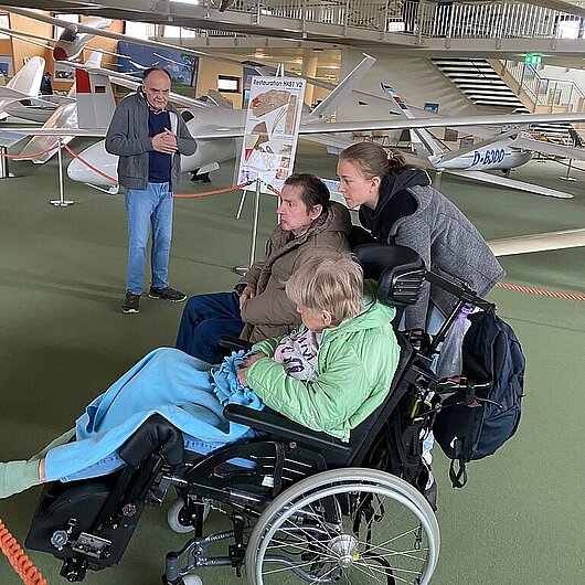 Es ist zu sehen, wie unsere Bewohner die Flugzeuge anschauen.