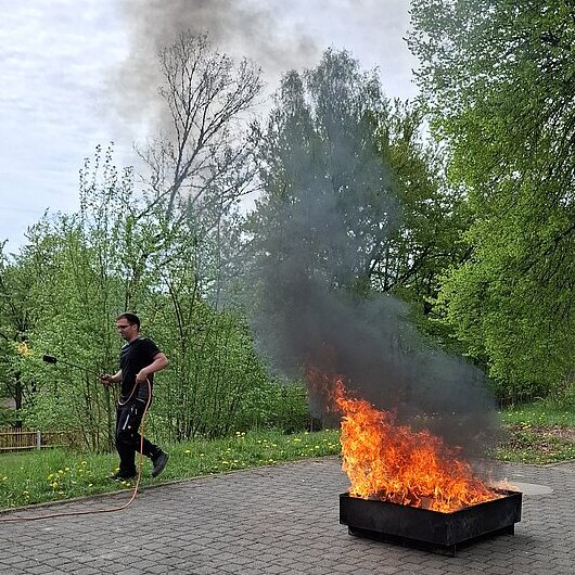 Eine stark brennende Feuerschale