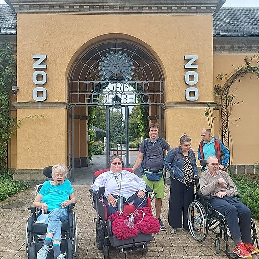 Ein Gruppenbild vor dem Zooeingang