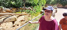 Eine Bewohnerin der Arche am Margeritenweg bestaunt die Tiere im Frankfurter Zoo