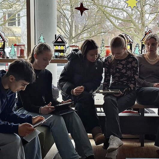 Schüler:Innen lesen mit verteilten Rollen