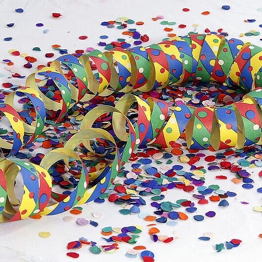 Luftschangen und Konfetti