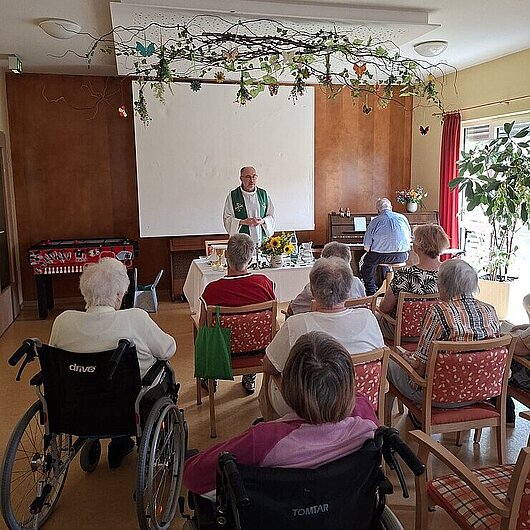Foto des Gottesdienstes mit Pfarrer Cwik