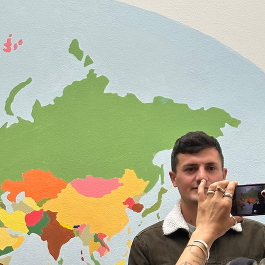 Geflüchteter vor Landkarte