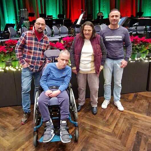 Gäste vor der Bühne beim Konzert des Heeresmusikkorps Veitshöchheim