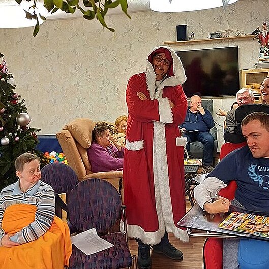 Rolf Müßig, Geschäfsführer im Ruhestand, schaute ebenfalls im Weihnachtskostüm vorbei