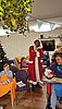 Rolf Müßig, Geschäfsführer im Ruhestand, schaute ebenfalls im Weihnachtskostüm vorbei