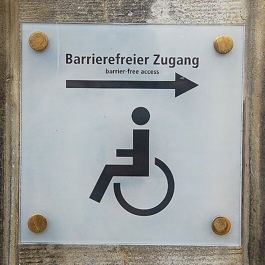 Ein Schild weist auf den barrierefreien Zugang hin. (Foto: katermikesch // Pixabay)