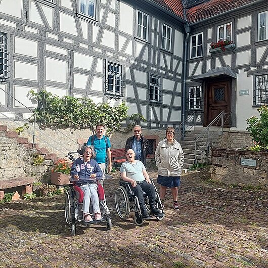 Gruppenbild vor der Papíermühle