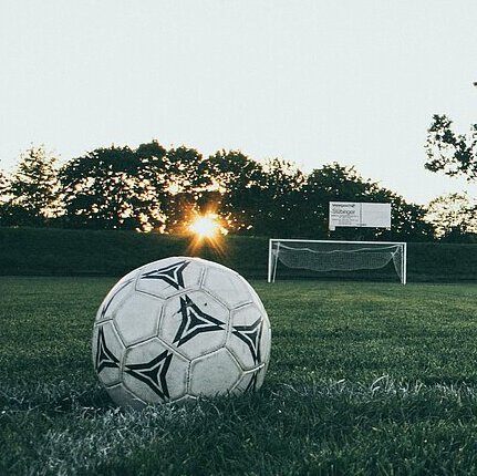 Ein Fußball auf einem Fußballfeld